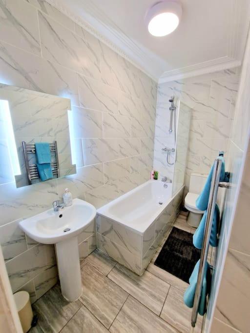 Charming Home With Private Balcony, On 1St Floor, With 2 Bathrooms, 3 Min Walk To Earl'S Court Station ロンドン エクステリア 写真