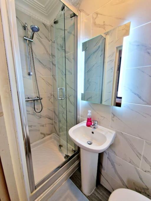 Charming Home With Private Balcony, On 1St Floor, With 2 Bathrooms, 3 Min Walk To Earl'S Court Station ロンドン エクステリア 写真
