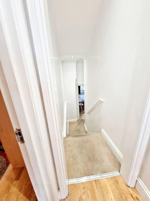 Charming Home With Private Balcony, On 1St Floor, With 2 Bathrooms, 3 Min Walk To Earl'S Court Station ロンドン エクステリア 写真