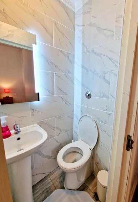 Charming Home With Private Balcony, On 1St Floor, With 2 Bathrooms, 3 Min Walk To Earl'S Court Station ロンドン エクステリア 写真