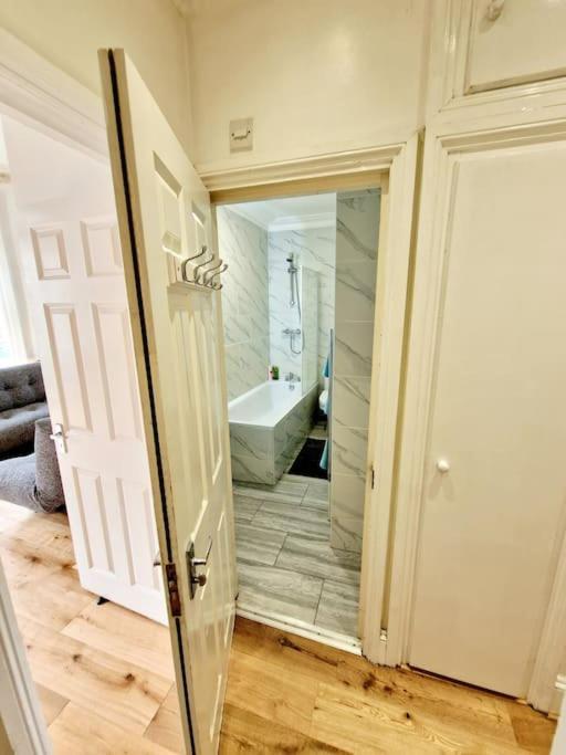 Charming Home With Private Balcony, On 1St Floor, With 2 Bathrooms, 3 Min Walk To Earl'S Court Station ロンドン エクステリア 写真