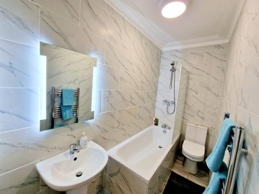 Charming Home With Private Balcony, On 1St Floor, With 2 Bathrooms, 3 Min Walk To Earl'S Court Station ロンドン エクステリア 写真