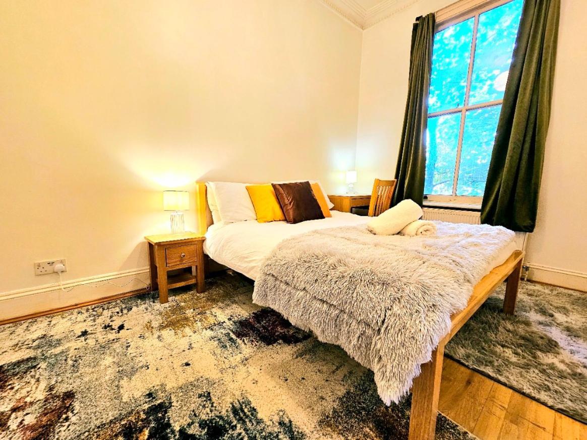 Charming Home With Private Balcony, On 1St Floor, With 2 Bathrooms, 3 Min Walk To Earl'S Court Station ロンドン エクステリア 写真