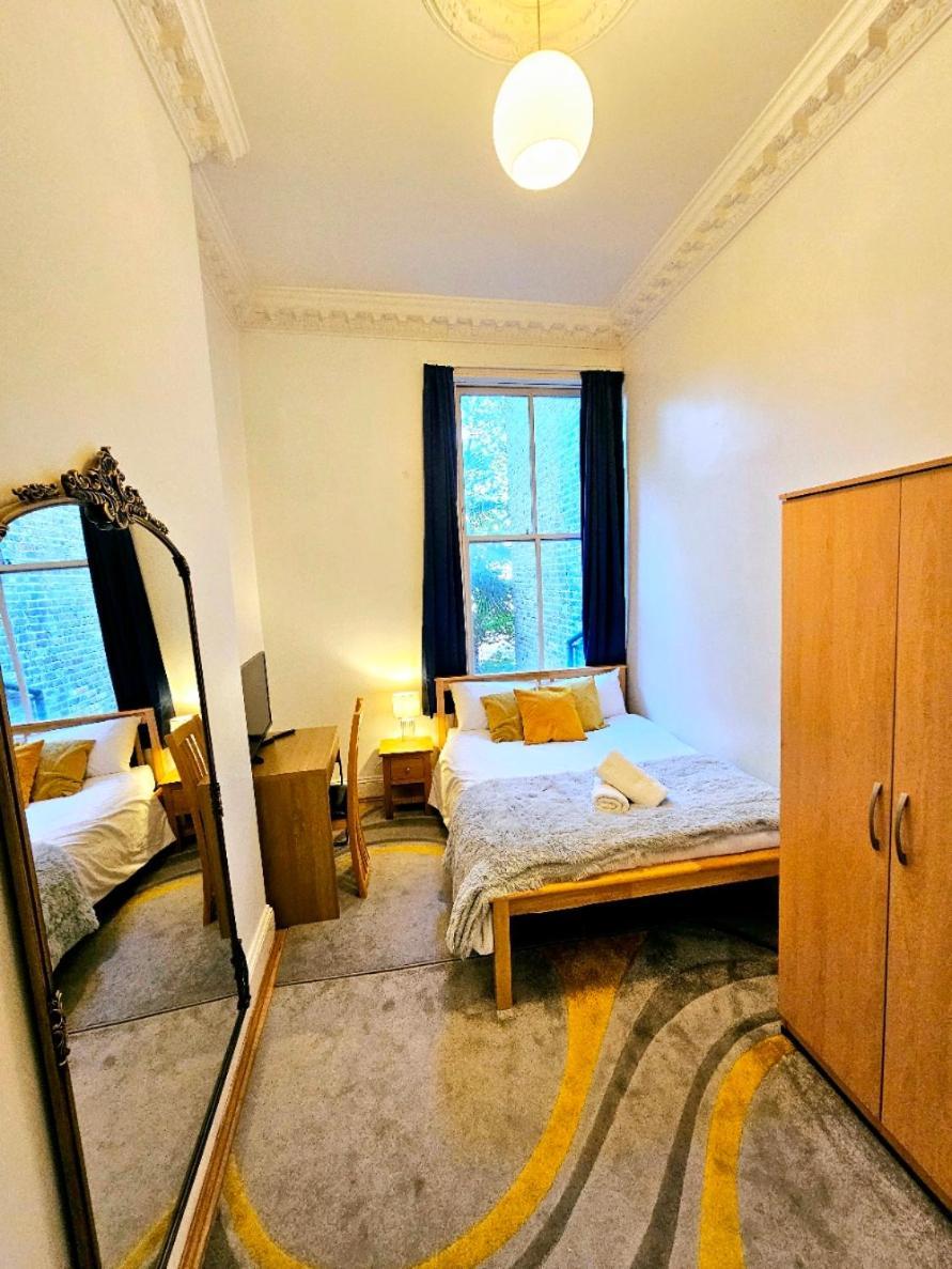 Charming Home With Private Balcony, On 1St Floor, With 2 Bathrooms, 3 Min Walk To Earl'S Court Station ロンドン エクステリア 写真