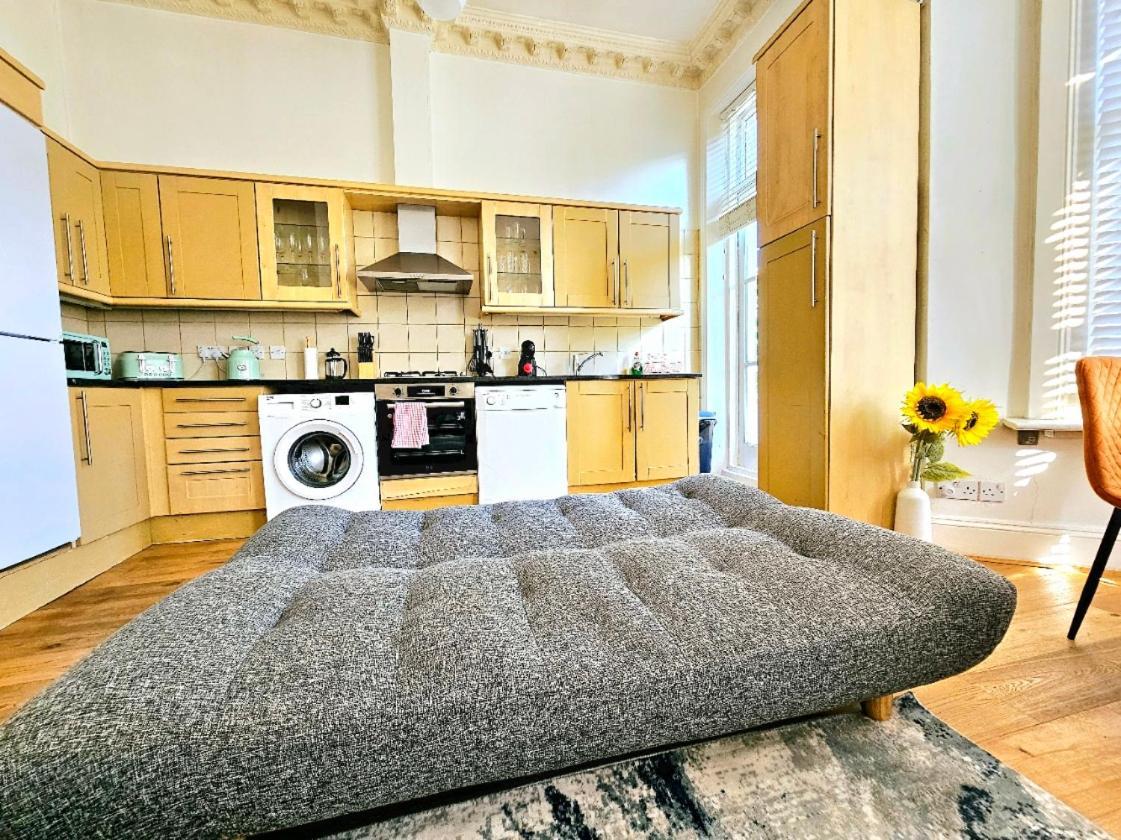 Charming Home With Private Balcony, On 1St Floor, With 2 Bathrooms, 3 Min Walk To Earl'S Court Station ロンドン エクステリア 写真