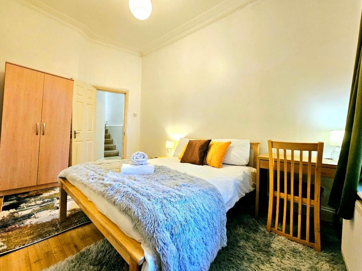 Charming Home With Private Balcony, On 1St Floor, With 2 Bathrooms, 3 Min Walk To Earl'S Court Station ロンドン エクステリア 写真