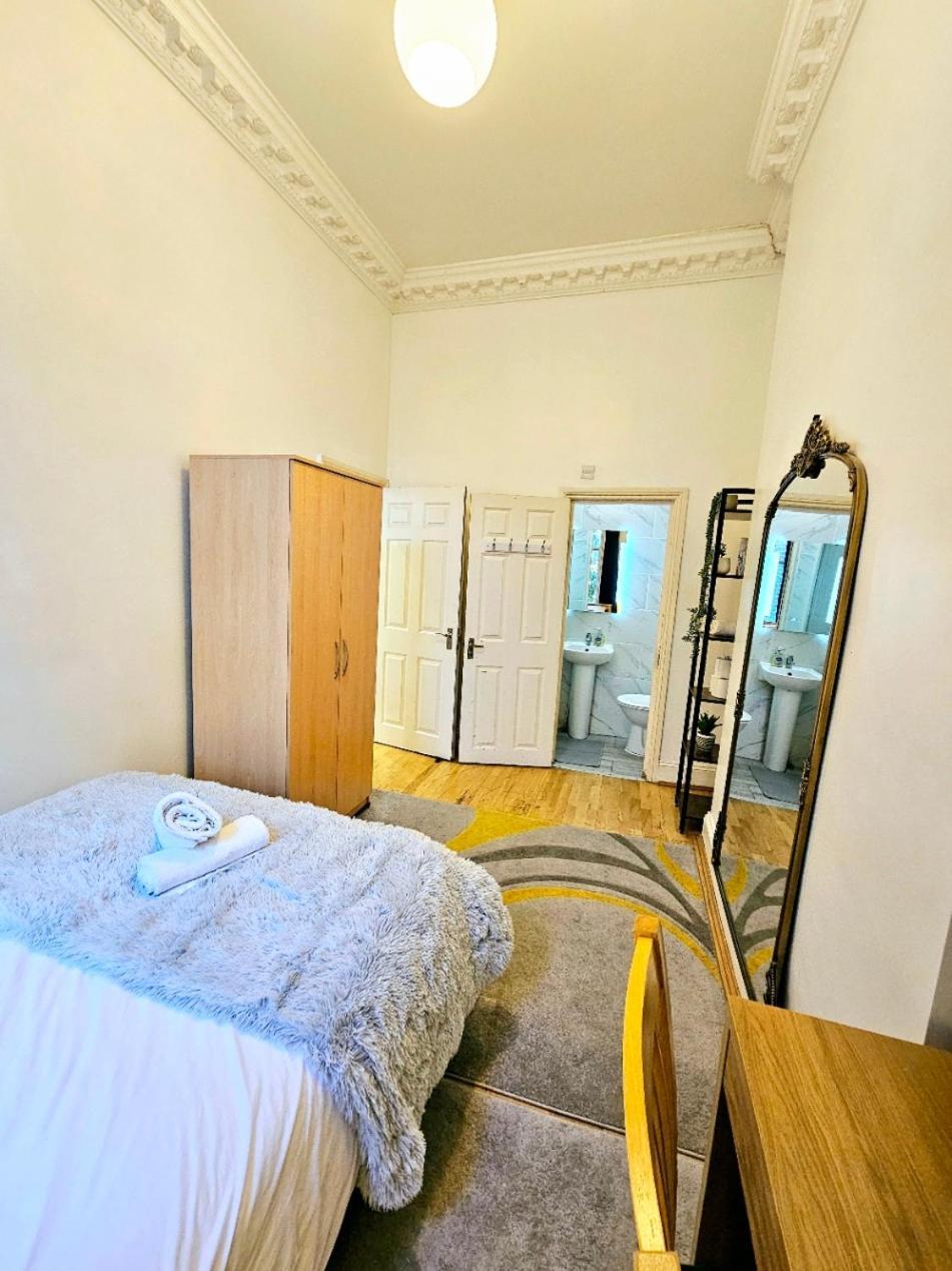 Charming Home With Private Balcony, On 1St Floor, With 2 Bathrooms, 3 Min Walk To Earl'S Court Station ロンドン エクステリア 写真