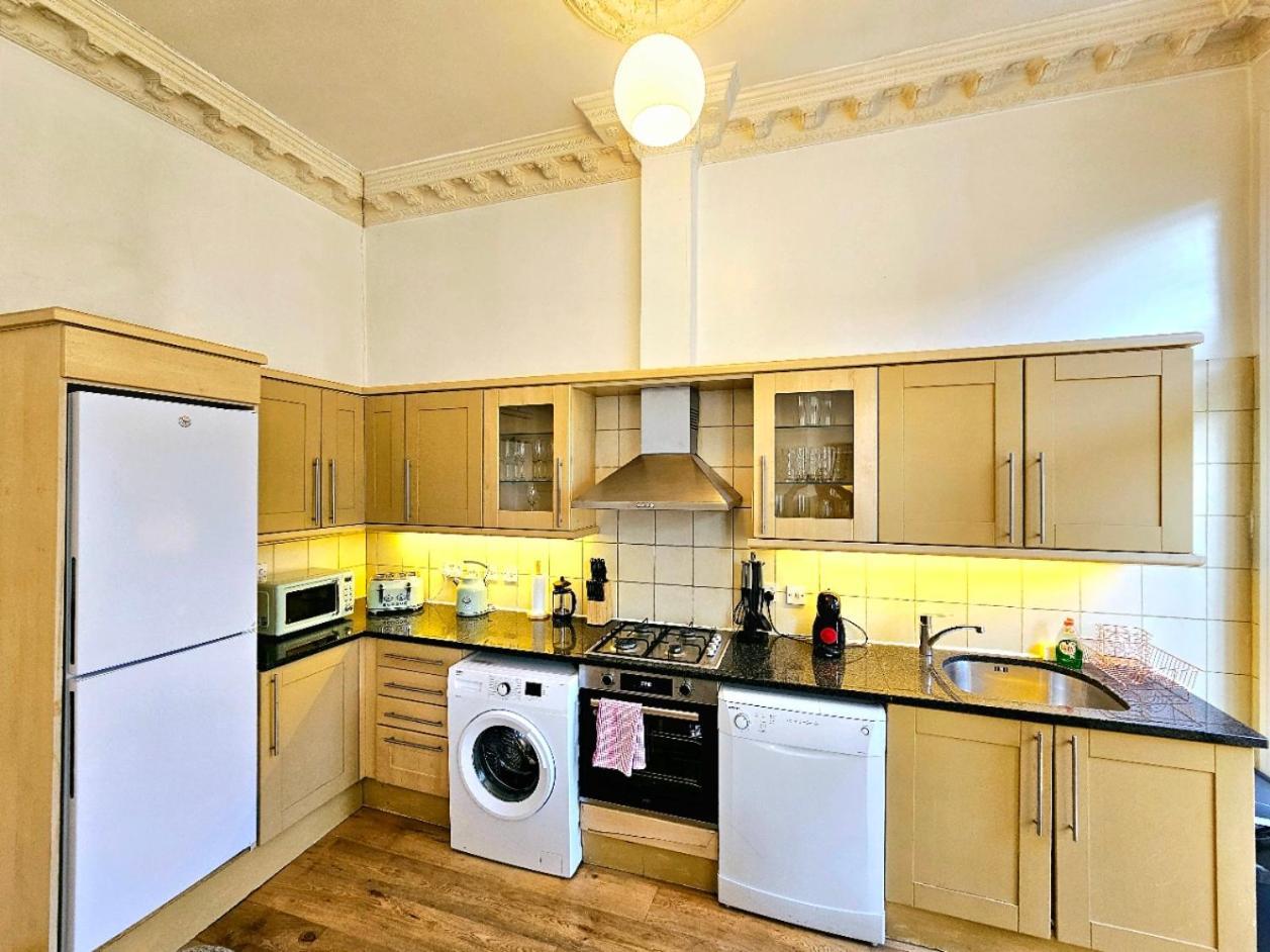 Charming Home With Private Balcony, On 1St Floor, With 2 Bathrooms, 3 Min Walk To Earl'S Court Station ロンドン エクステリア 写真