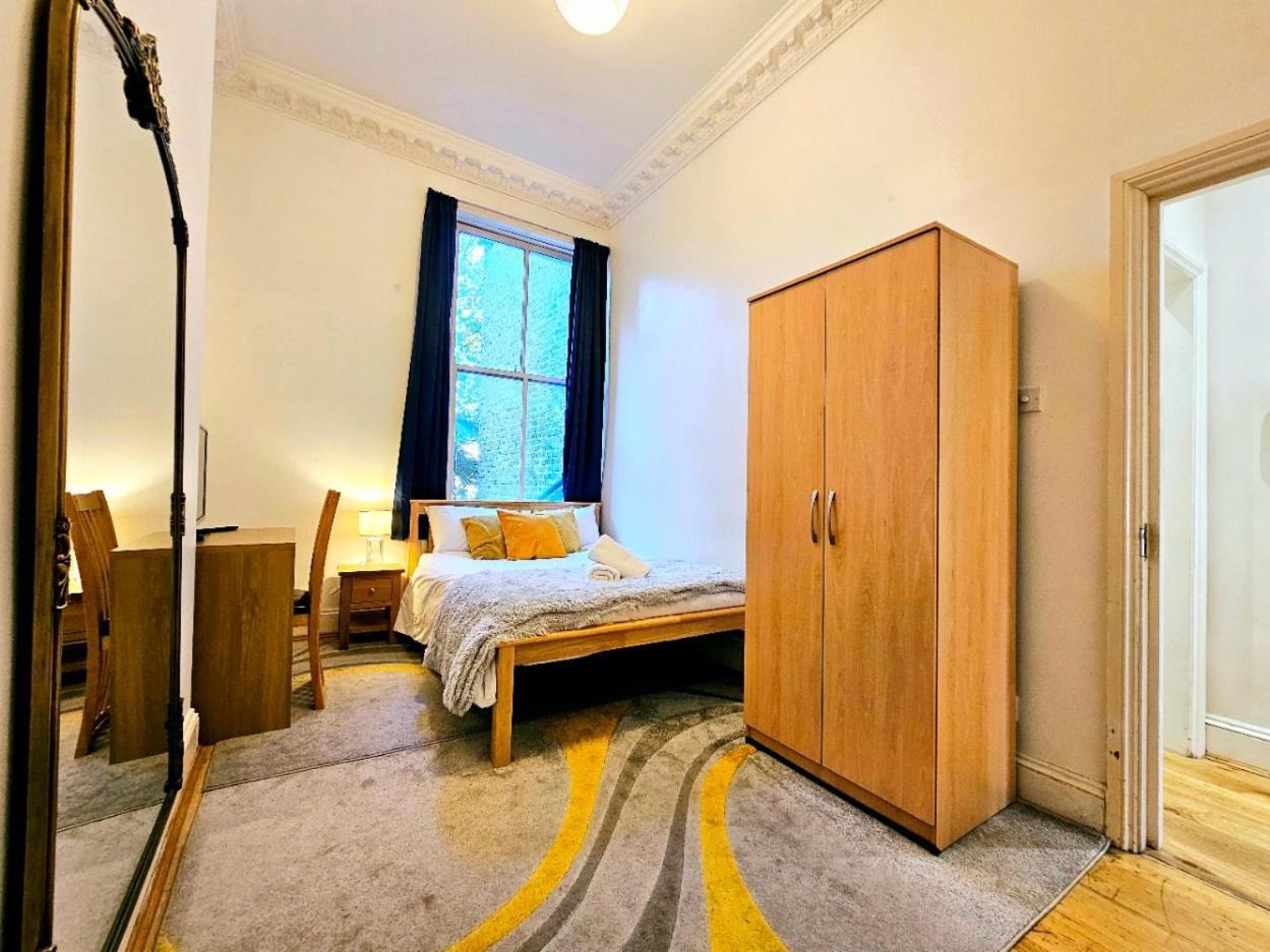 Charming Home With Private Balcony, On 1St Floor, With 2 Bathrooms, 3 Min Walk To Earl'S Court Station ロンドン エクステリア 写真