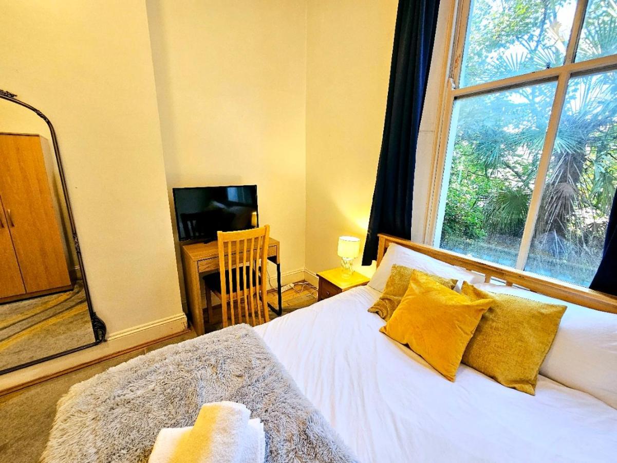 Charming Home With Private Balcony, On 1St Floor, With 2 Bathrooms, 3 Min Walk To Earl'S Court Station ロンドン エクステリア 写真